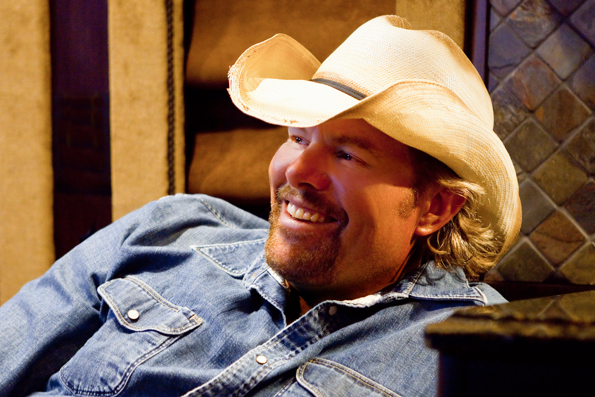 Toby Keith Surprises Wife With Her Returning Soldier Husband